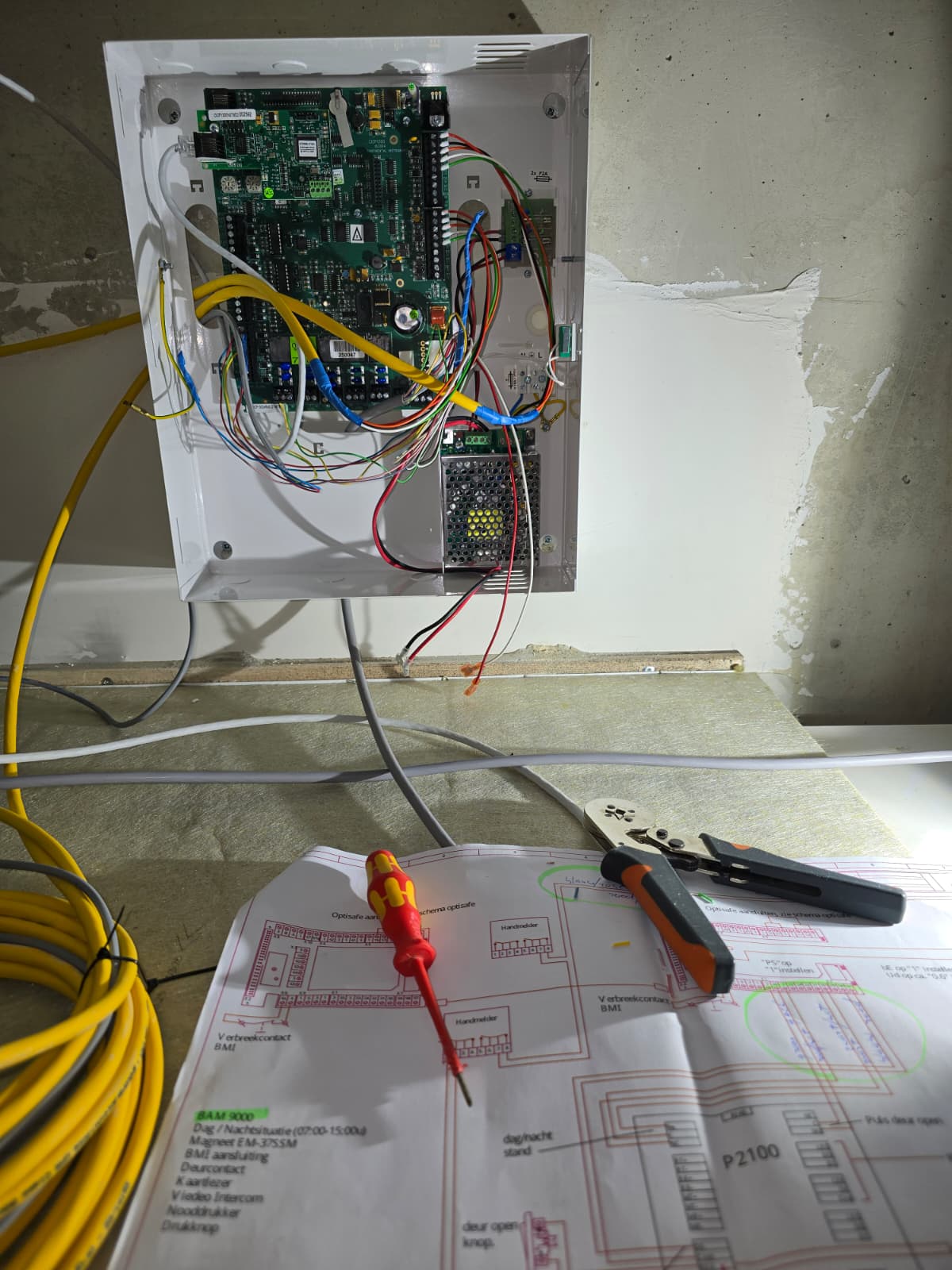 Elektriciens aan het werk in utiliteitsgebouw